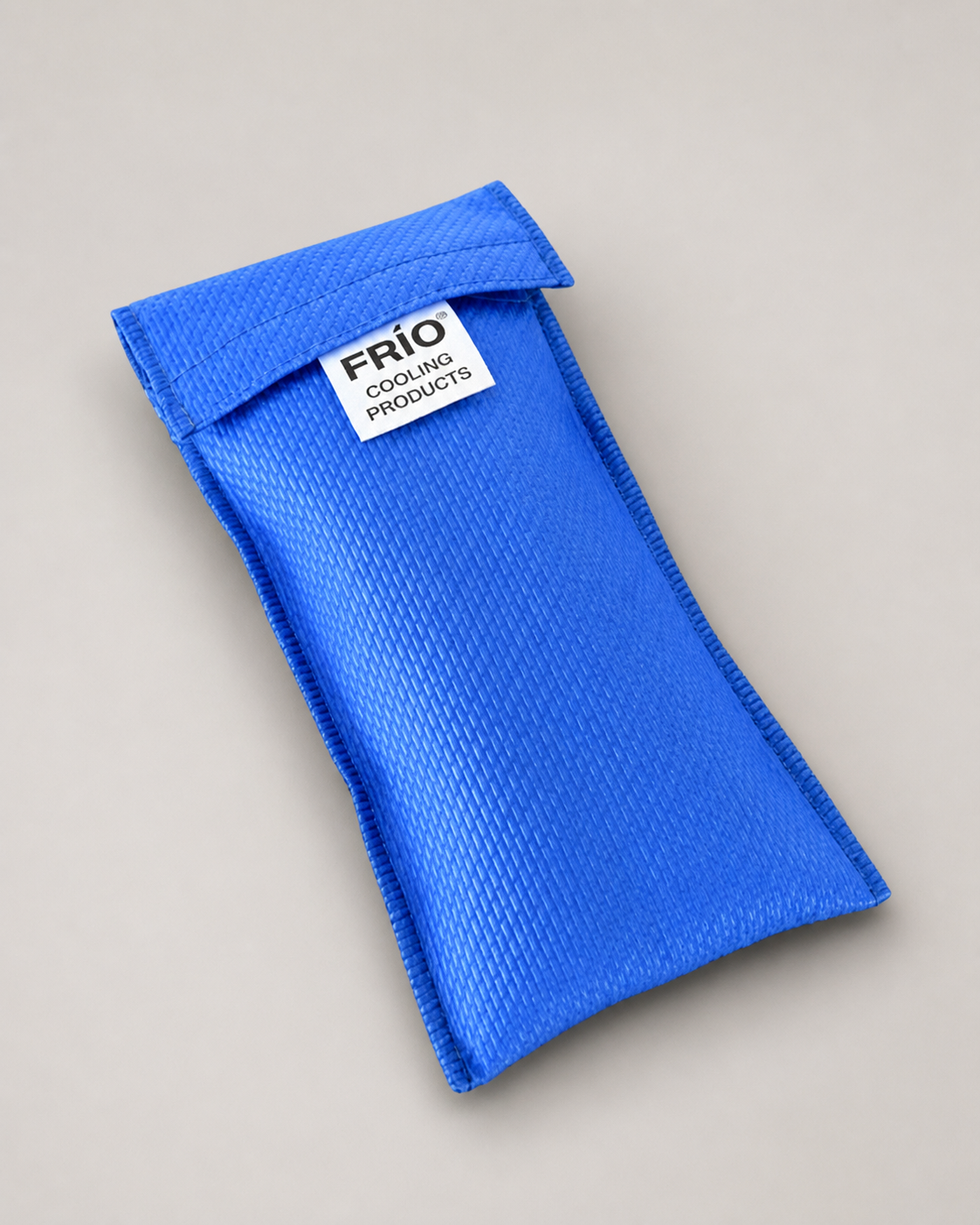 Blaue FRIO Insulin-Kühltasche vor neutralem Hintergrund