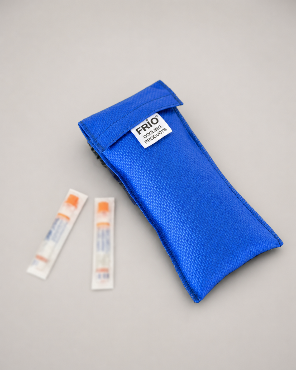 Blaue FRIO Kühltasche neben zwei Insulinpens