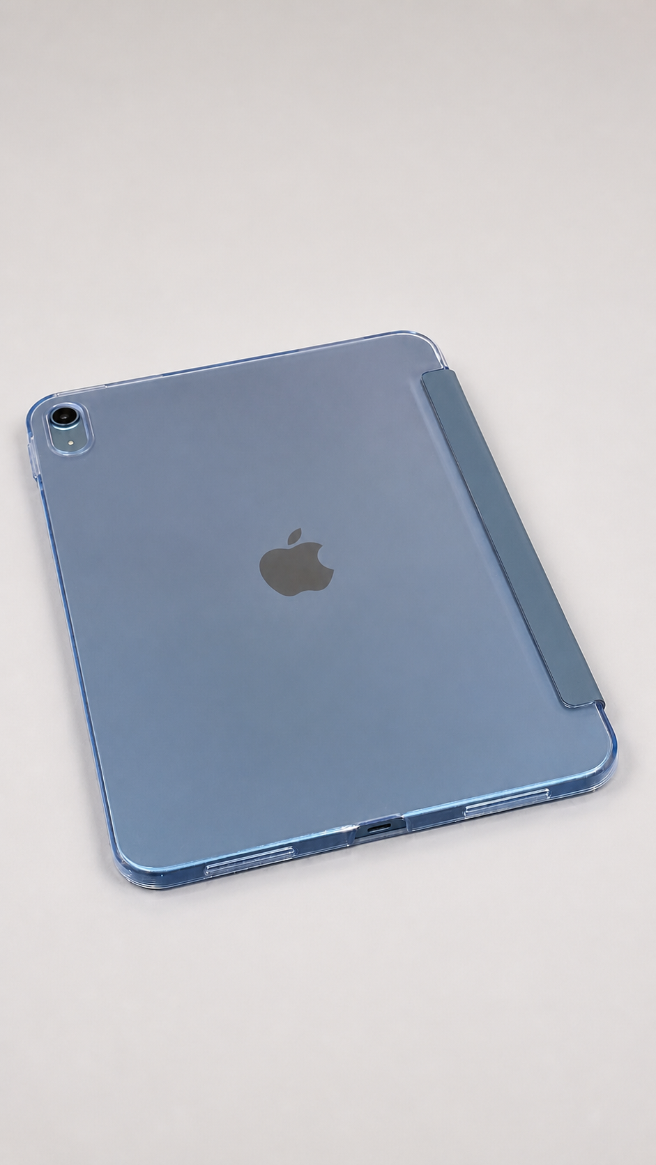 Rückseite eines iPads in transparenter blauer Hülle