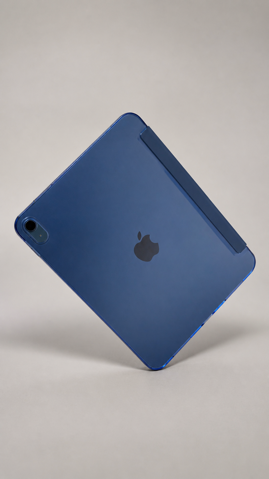 Schräg aufgestellte Rückansicht des iPads in blauer Hülle