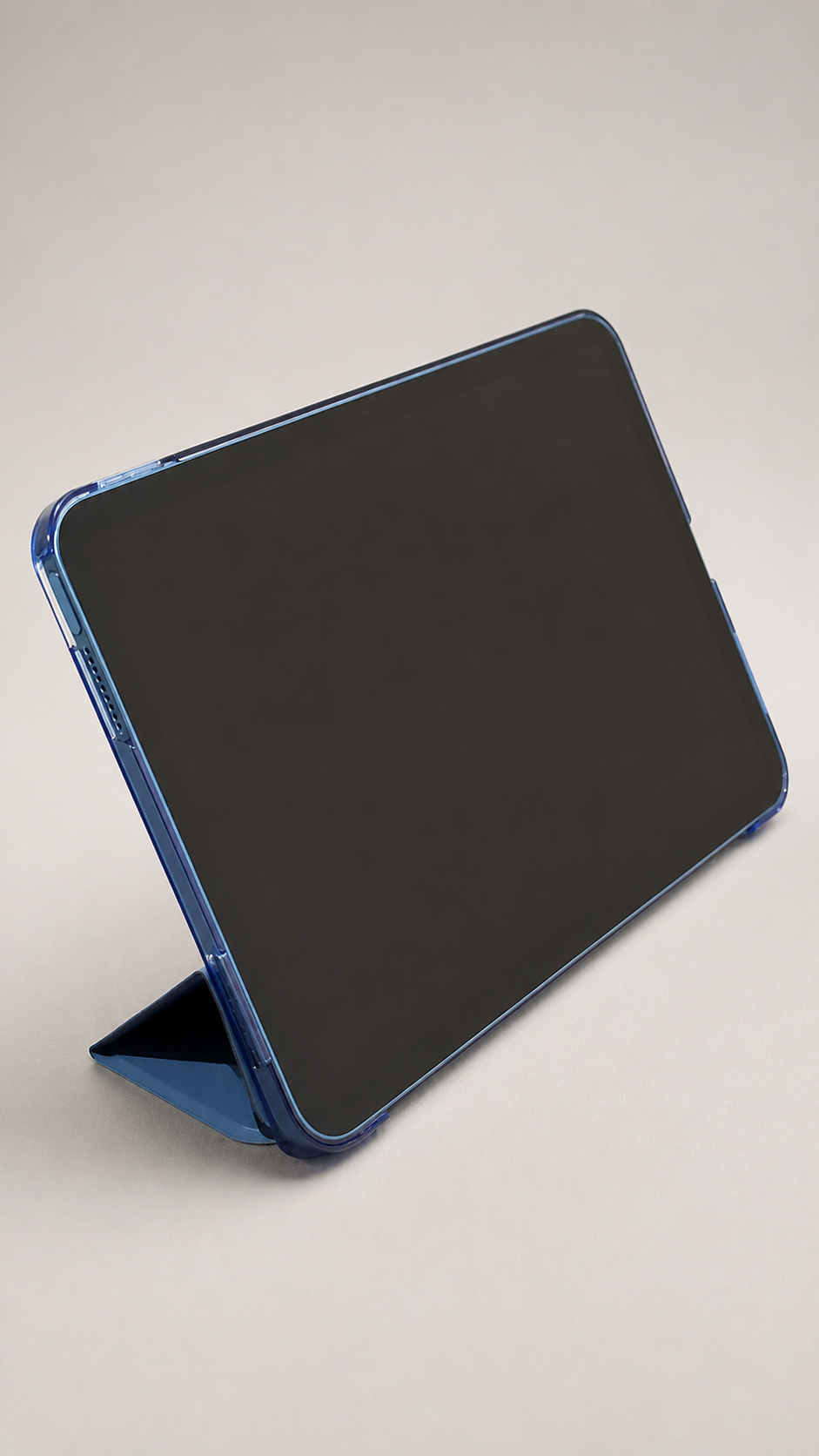 iPad in blauer Hülle mit Faltcover in aufgestellter Position vor neutralem Studiohintergrund