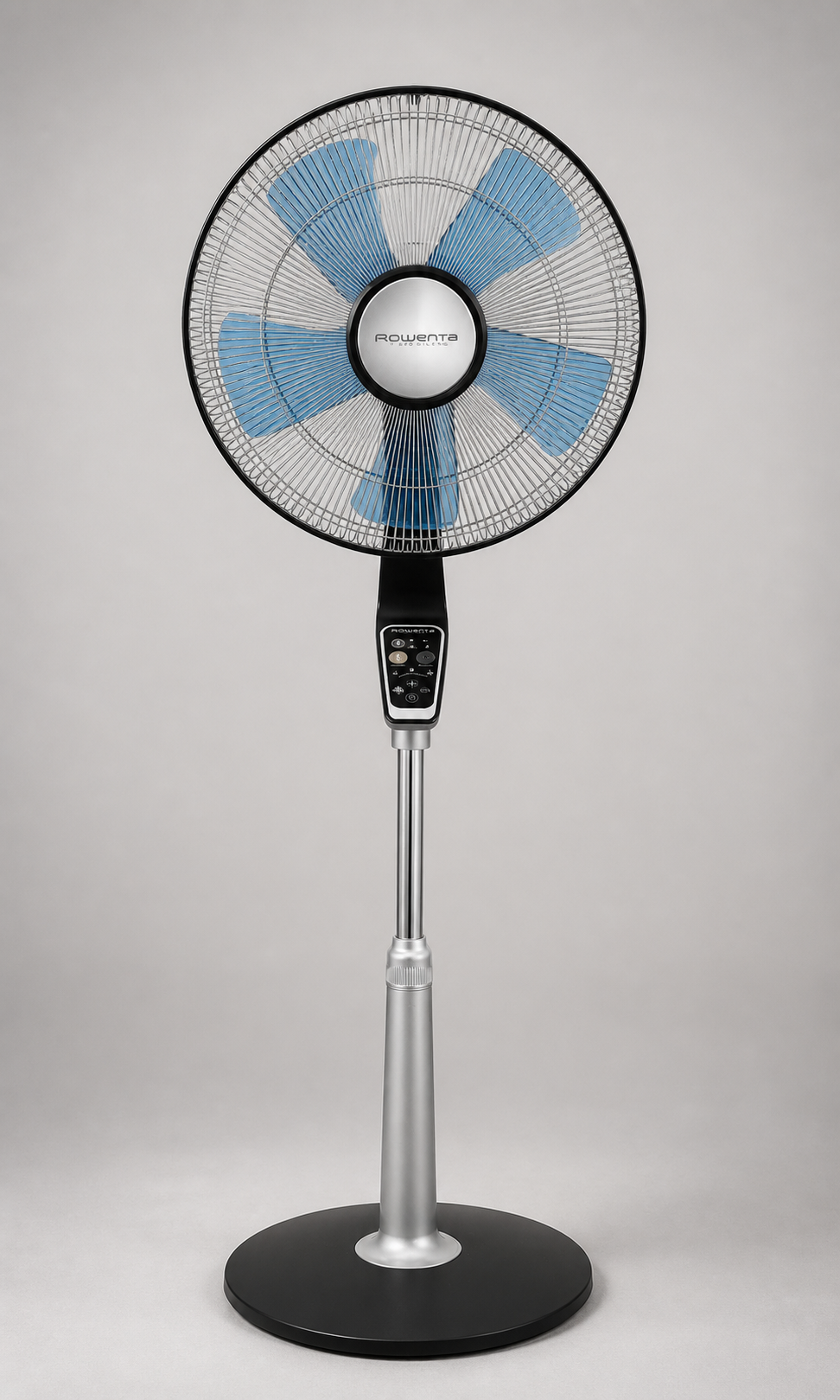 Rowenta Standventilator mit fünf blauen Flügeln vor neutralem Studiohintergrund
