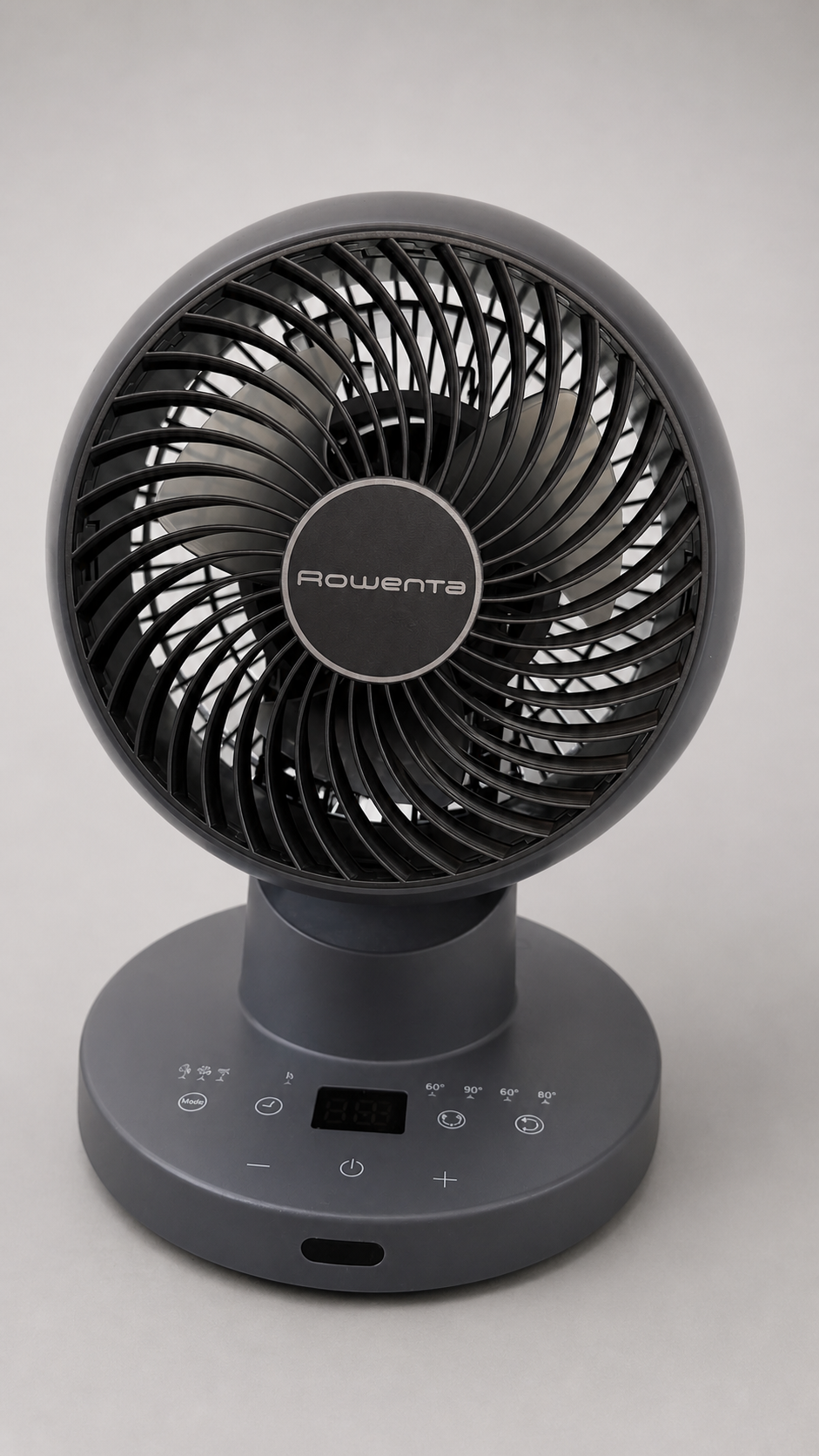 Dunkelgrauer Rowenta Tischventilator vor neutralem Studiohintergrund